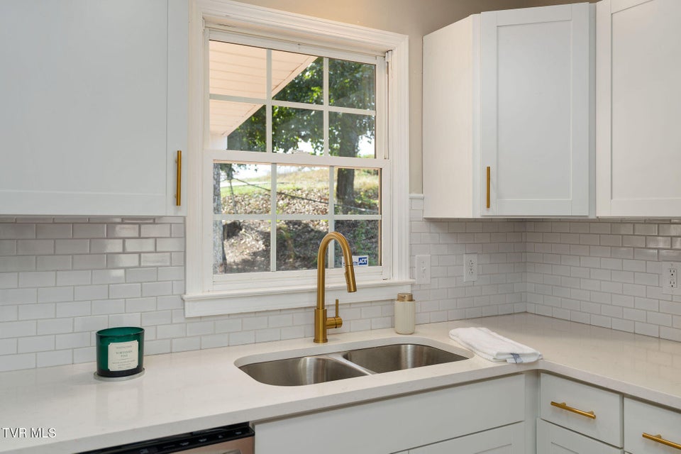 Photo #14: 140 Tracy Street