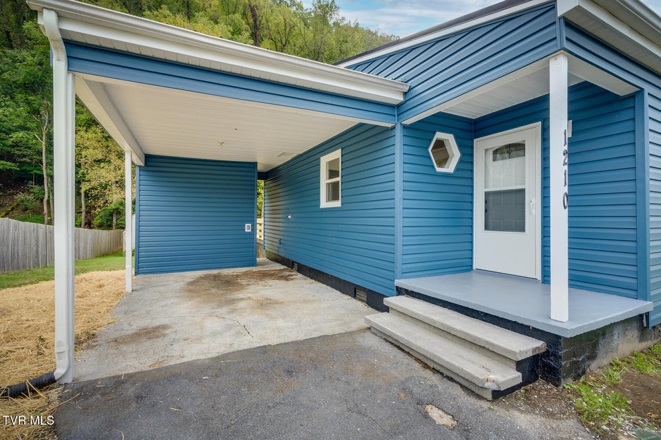 Photo #4: 1210 Thomas Boulevard