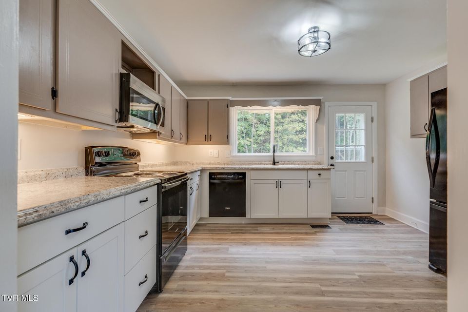 Photo #8: 1210 Thomas Boulevard