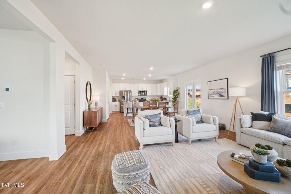 Photo #11: 237 Artist Avenue 