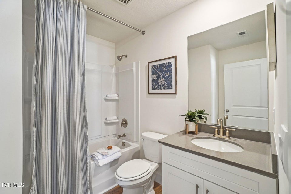 Photo #27: 237 Artist Avenue 