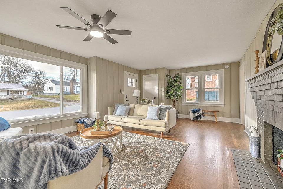 Photo #6: 1000 Lincoln Avenue