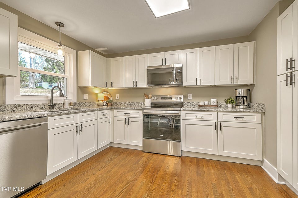 Photo #7: 1000 Lincoln Avenue