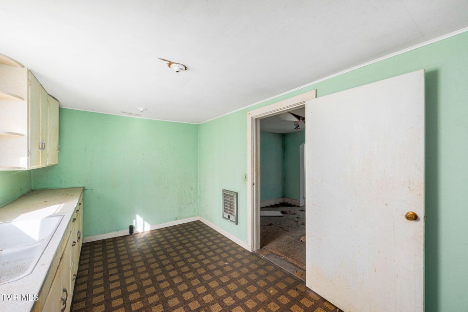 Photo #32: 6194 Highway 19-E 