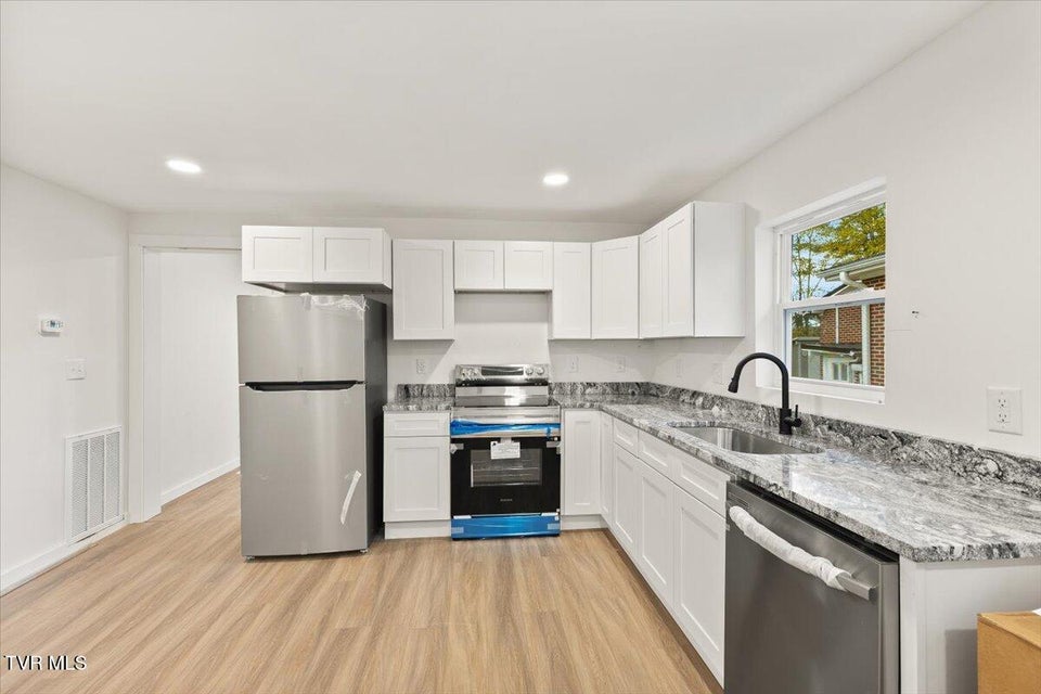 Photo #13: 145 New Street