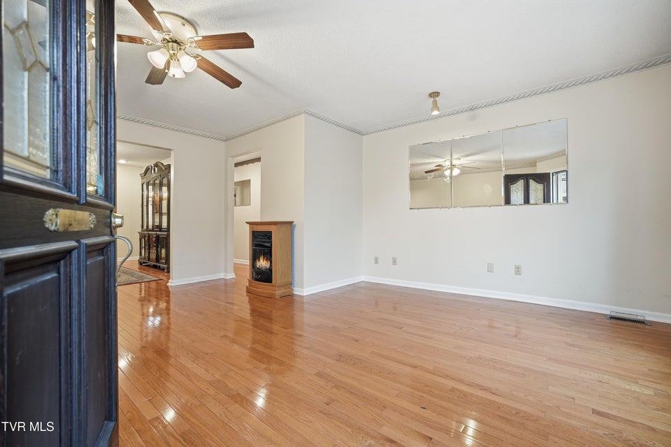 Photo #6: 2509 Lakeview Drive