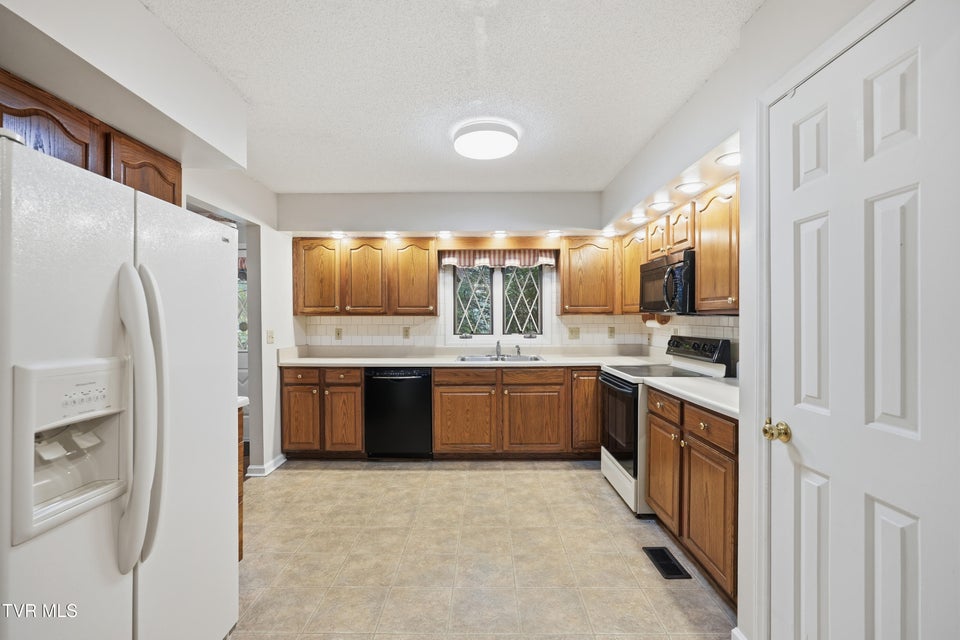 Photo #10: 2509 Lakeview Drive