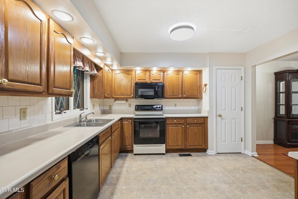 Photo #11: 2509 Lakeview Drive