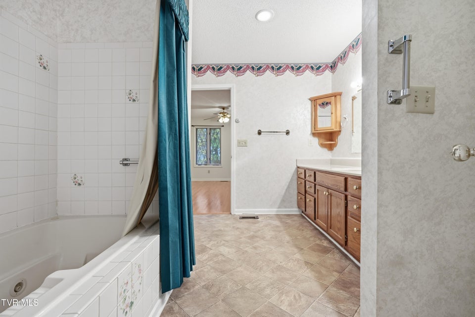 Photo #16: 2509 Lakeview Drive