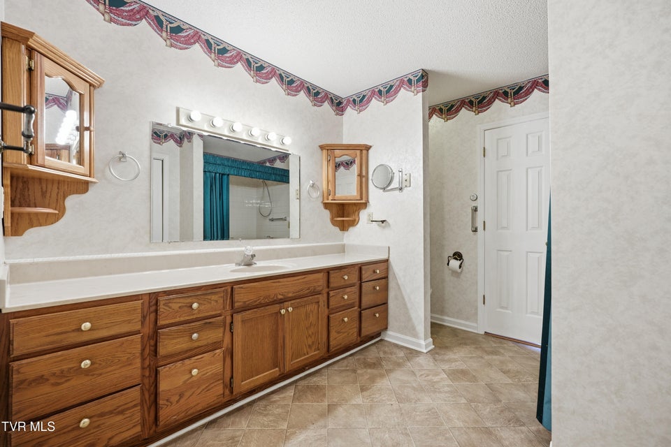 Photo #17: 2509 Lakeview Drive