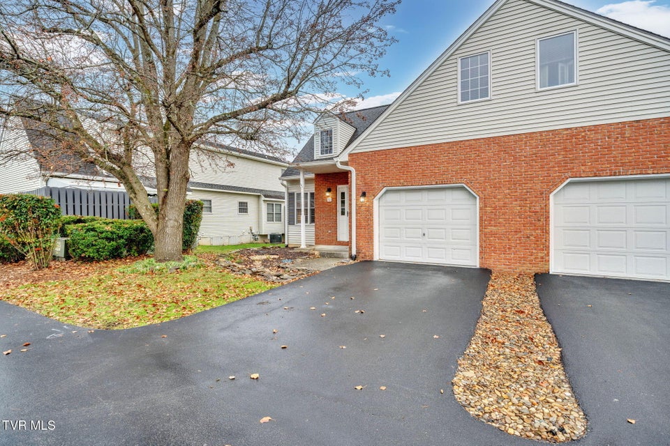 Photo #3: 1725 Lakeview Drive