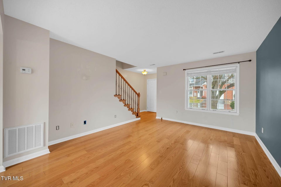 Photo #7: 1725 Lakeview Drive