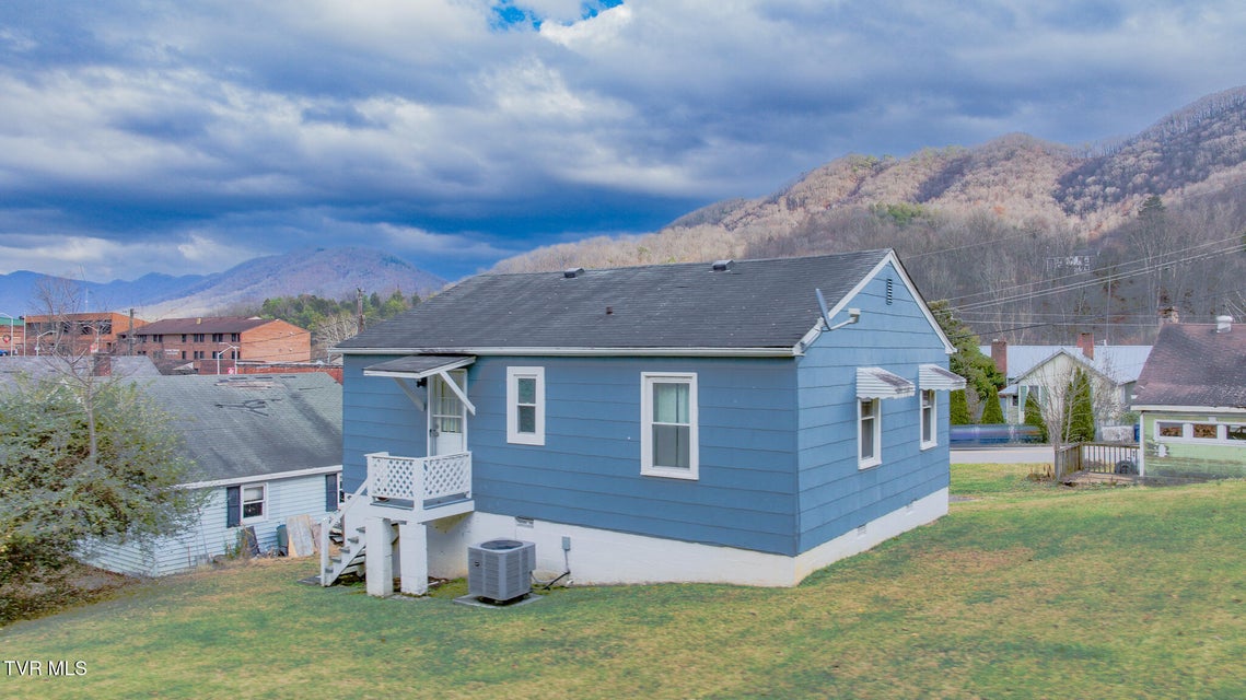 Photo #15: 128 Beacon Street