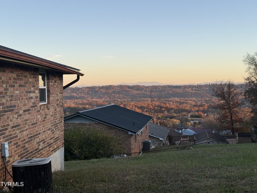 Photo #10: 425 Kingsley Avenue