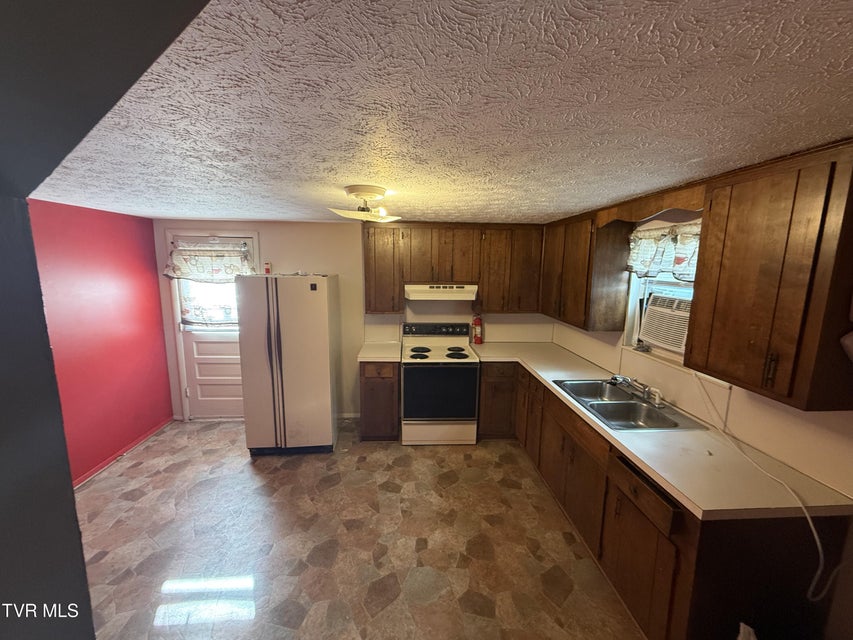 Photo #4: 425 Kingsley Avenue