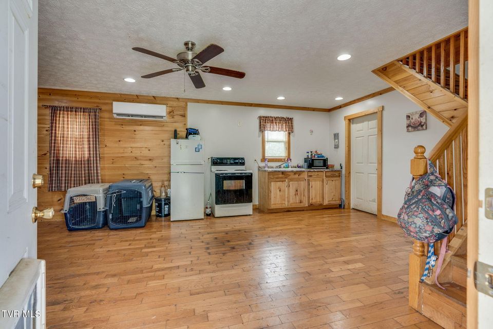 Photo #5: 935 Adams Lane