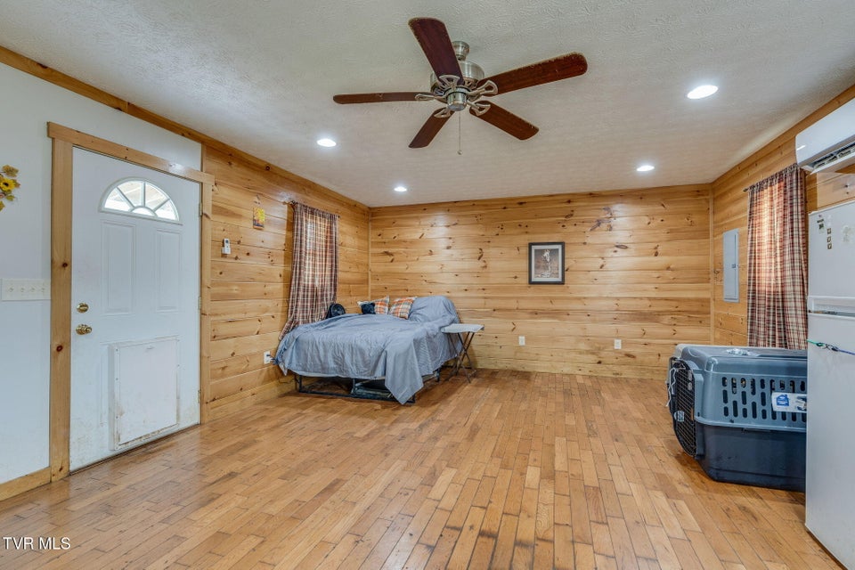 Photo #6: 935 Adams Lane