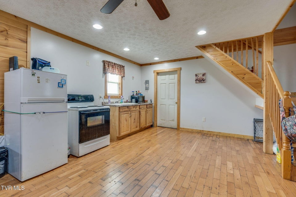 Photo #9: 935 Adams Lane