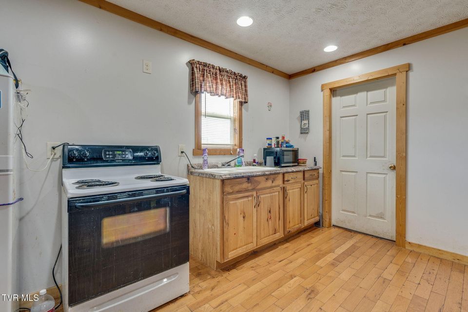 Photo #10: 935 Adams Lane