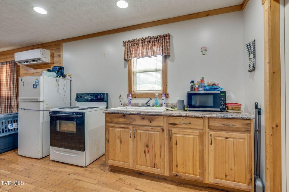 Photo #11: 935 Adams Lane