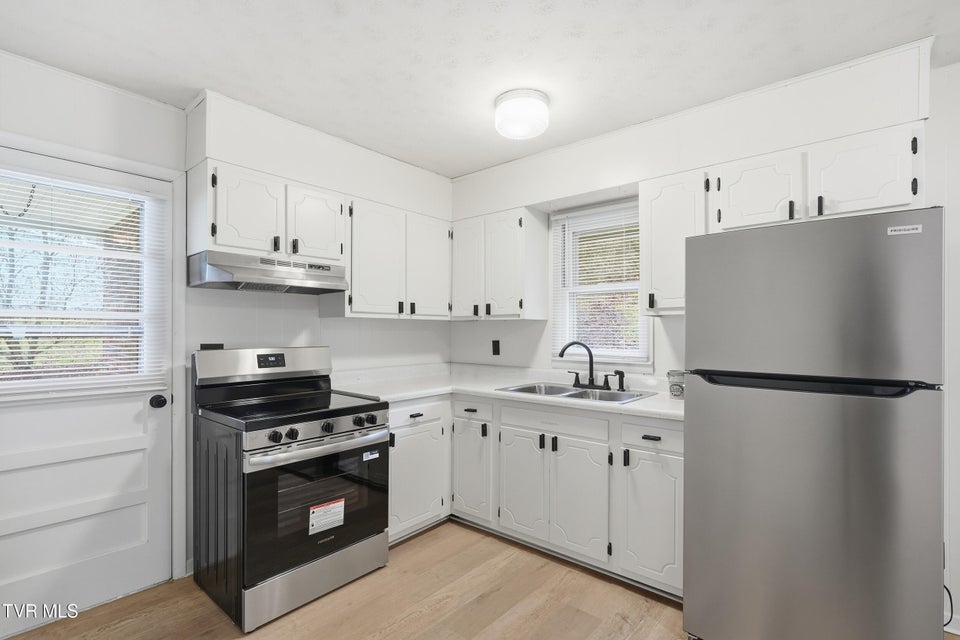 Photo #9: 2222 3rd Avenue