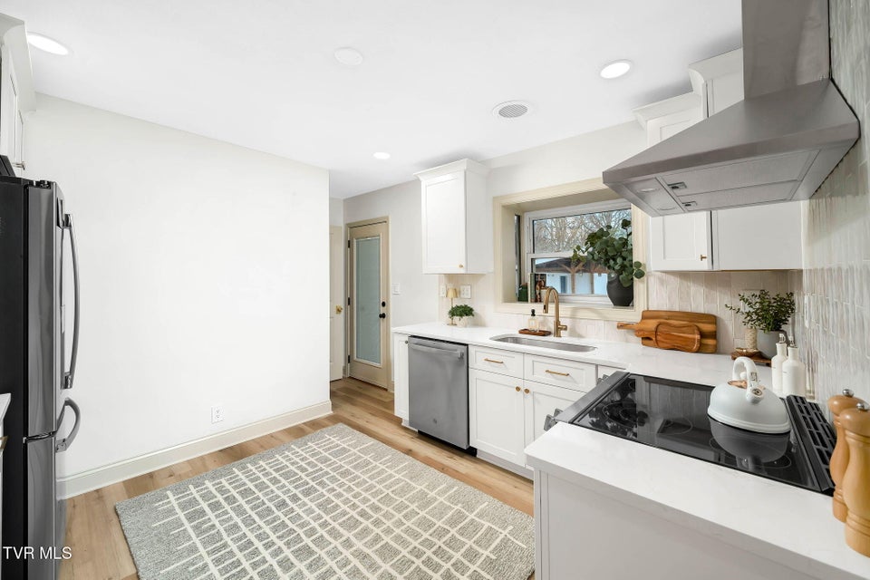 Photo #9: 1008 Crocus Street