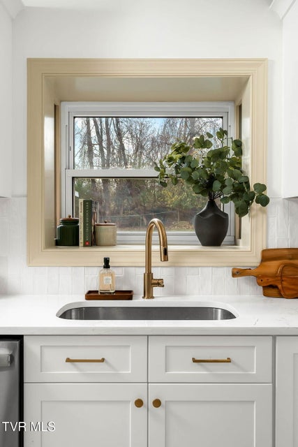 Photo #12: 1008 Crocus Street