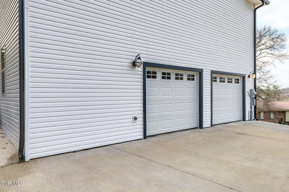 Photo #50: 1111 Vestal Court