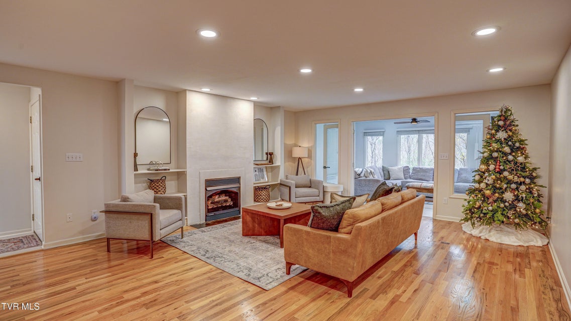 Photo #33: 1018 Laurelwood Drive