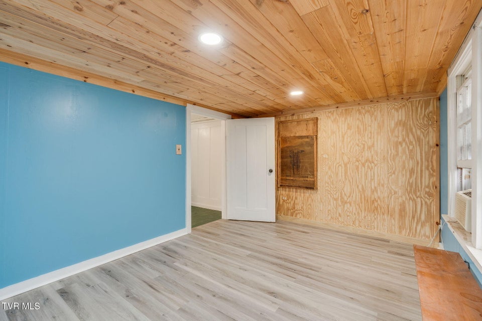 Photo #34: 2149 Siam Road