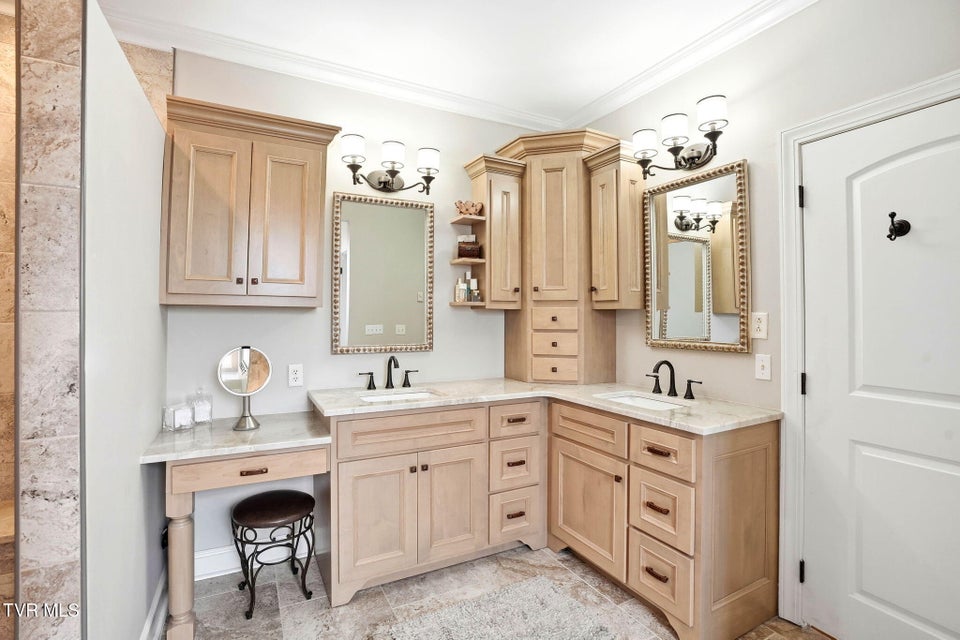 Photo #25: 34 Whitehall 