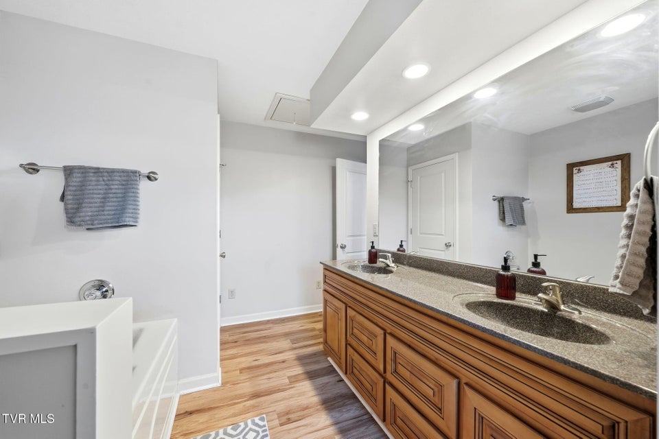 Photo #25: 3102 Lee Drive