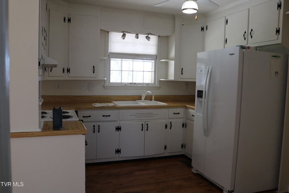 Photo #14: 208 Brown Avenue