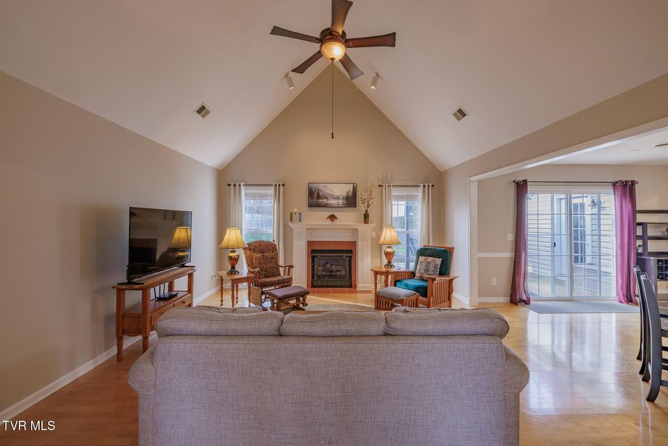 Photo #5: 620 Glen Oaks Place