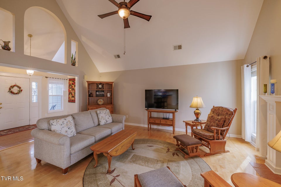 Photo #7: 620 Glen Oaks Place