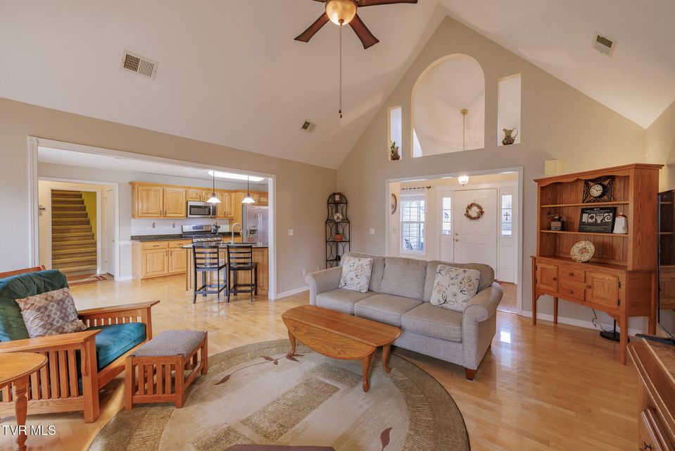 Photo #8: 620 Glen Oaks Place