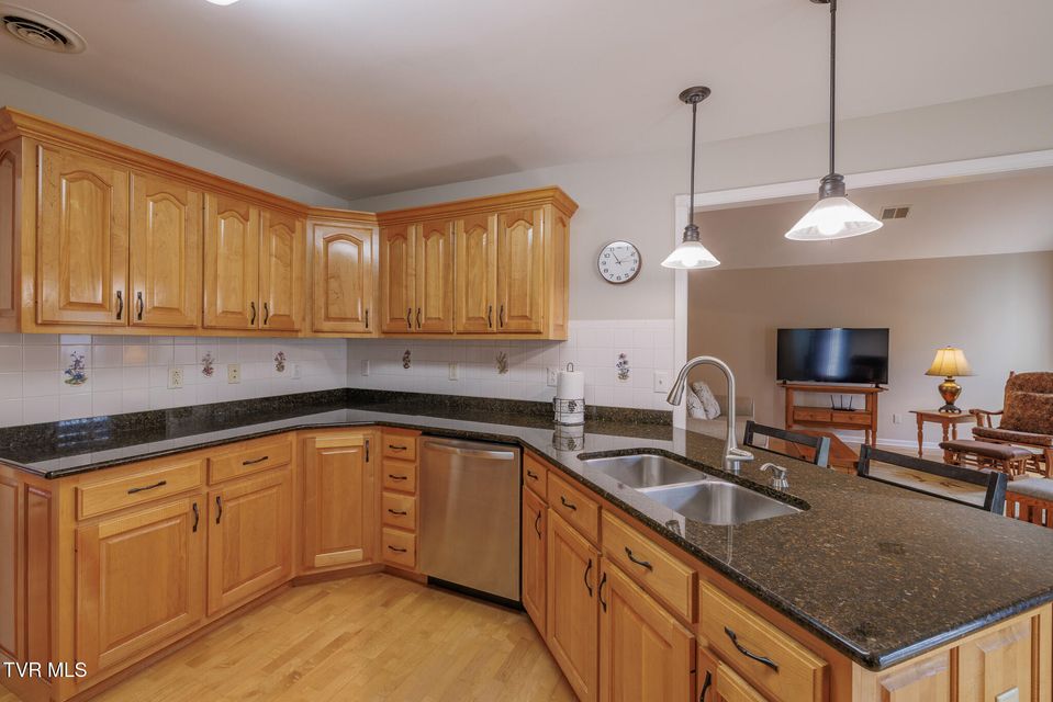 Photo #11: 620 Glen Oaks Place