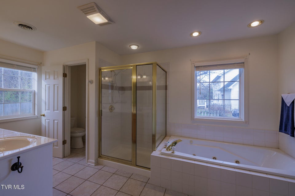 Photo #17: 620 Glen Oaks Place