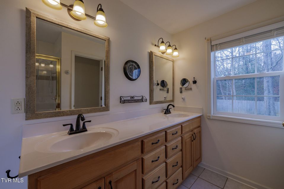 Photo #18: 620 Glen Oaks Place