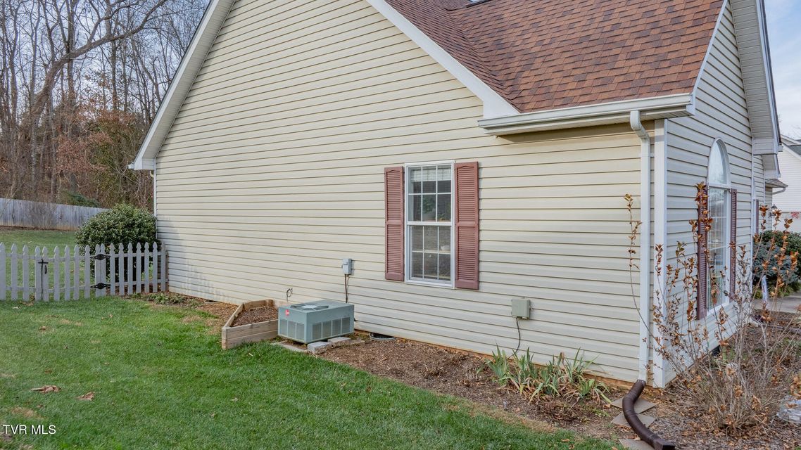 Photo #35: 620 Glen Oaks Place