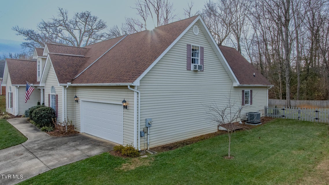 Photo #40: 620 Glen Oaks Place