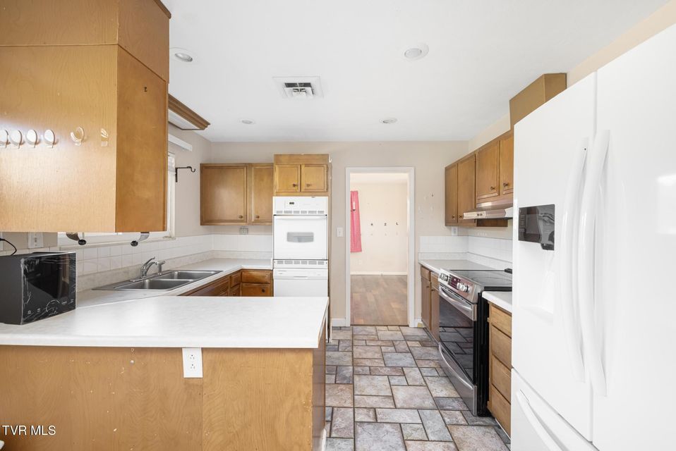 Photo #21: 317 Simmons Avenue