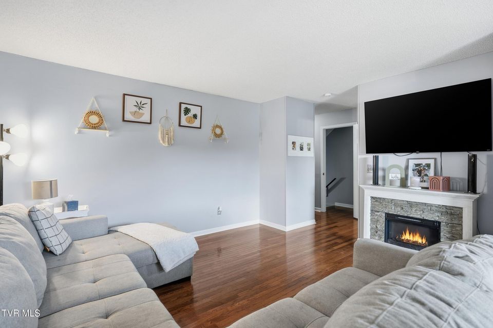 Photo #4: 504 Hallbrook Drive 