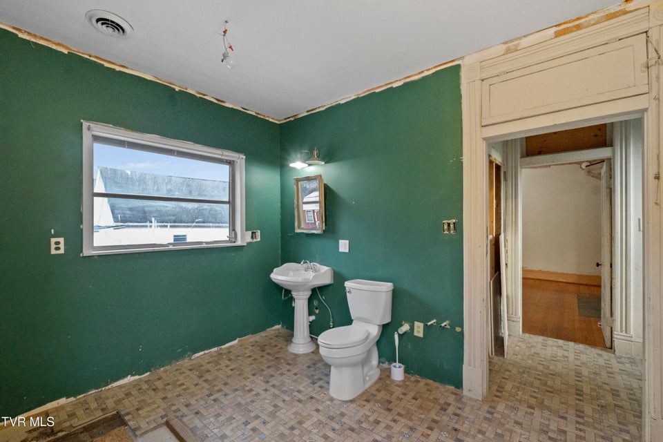 Photo #46: 220 Unaka Street