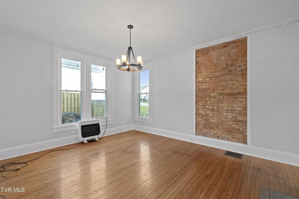 Photo #26: 220 Unaka Street