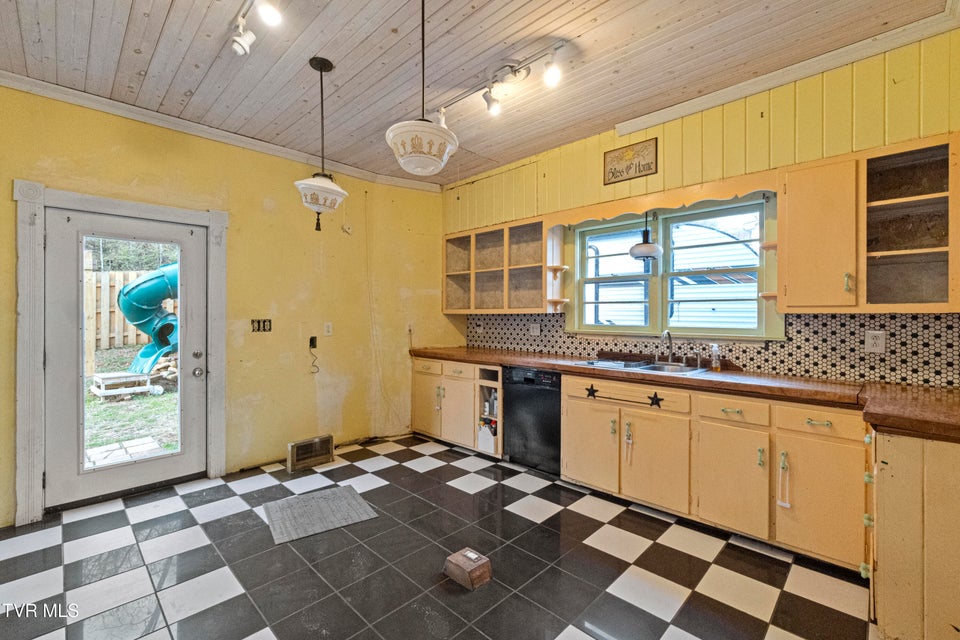 Photo #29: 220 Unaka Street