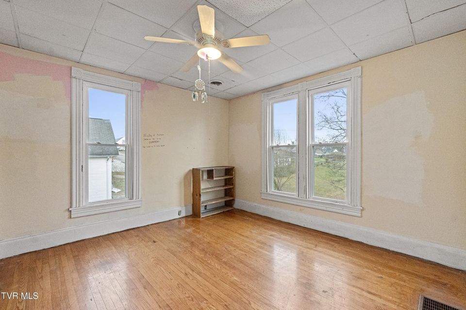 Photo #37: 220 Unaka Street