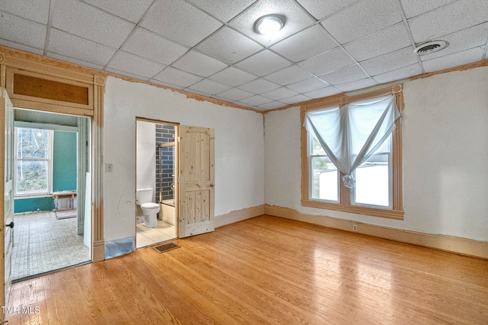 Photo #47: 220 Unaka Street