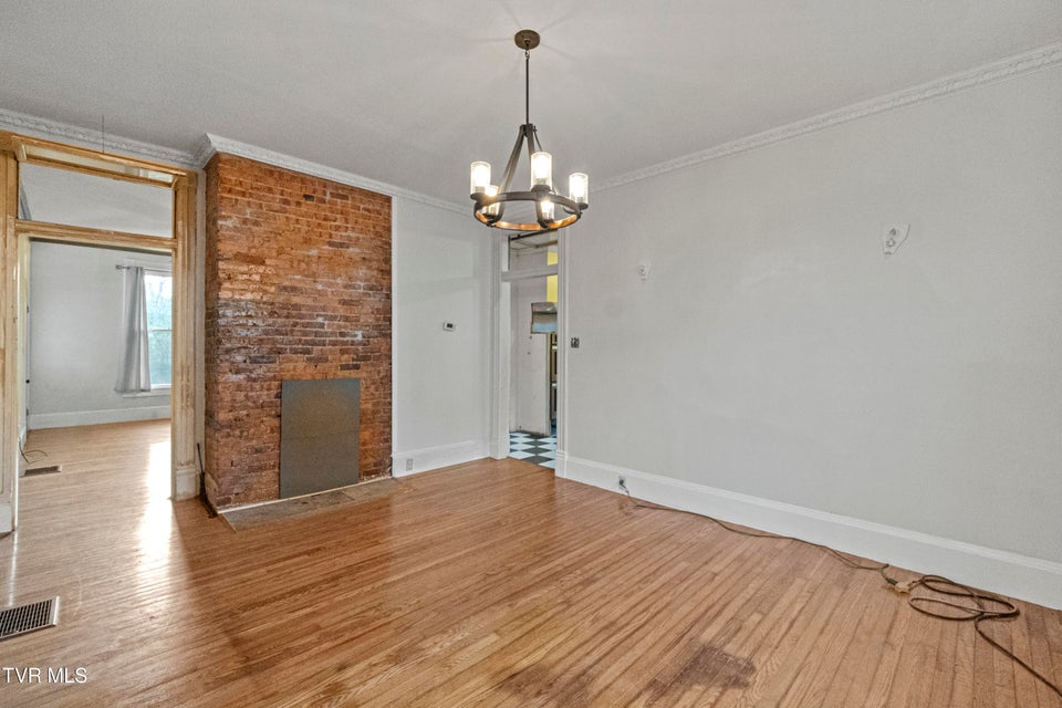 Photo #27: 220 Unaka Street