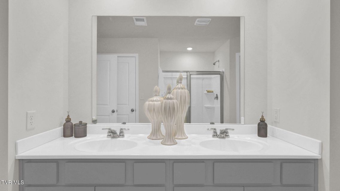 Photo #37: 559 Fieldcrest Road 